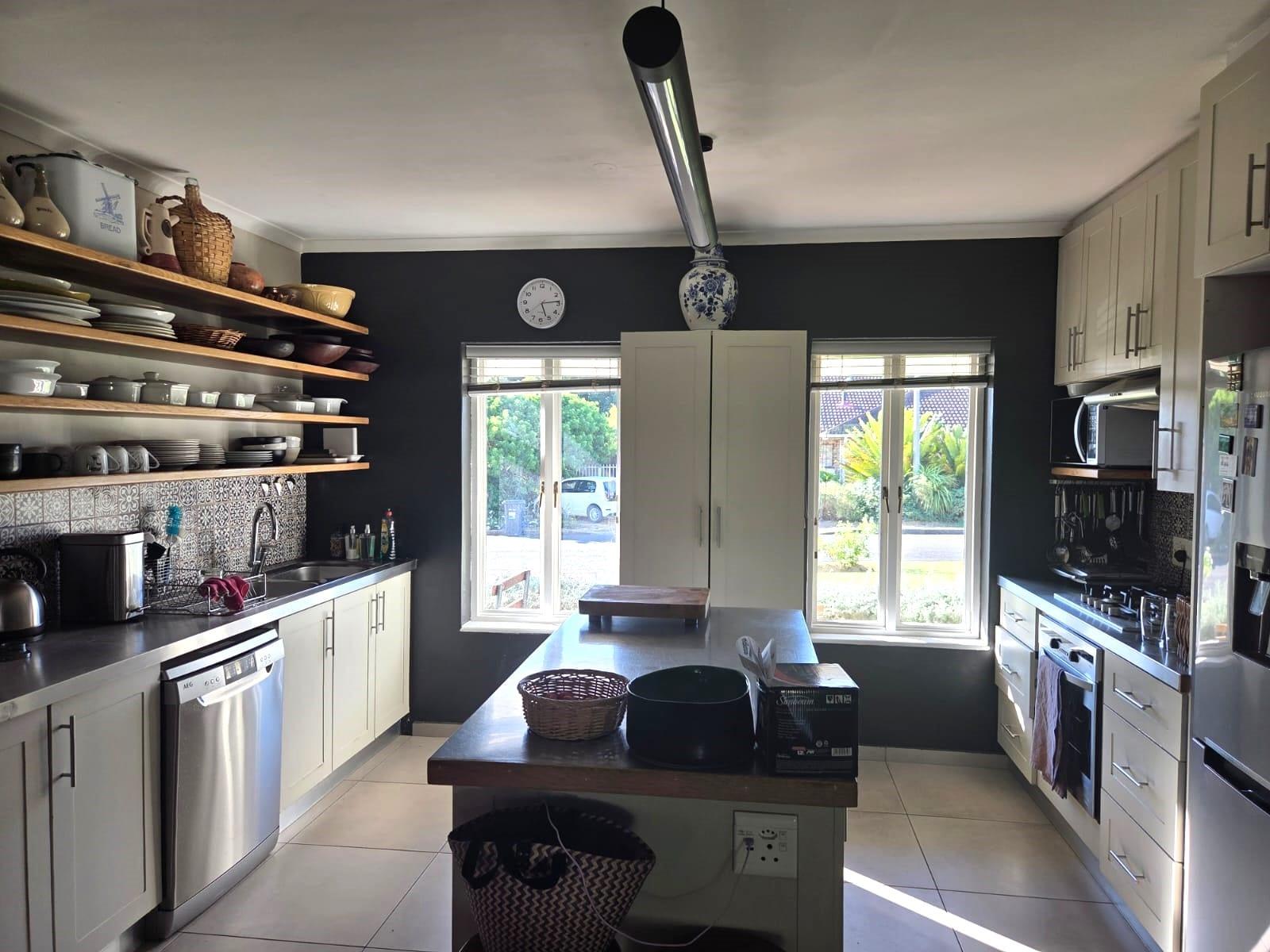 Paradyskloof Home with Two Flatlets — photograph 4