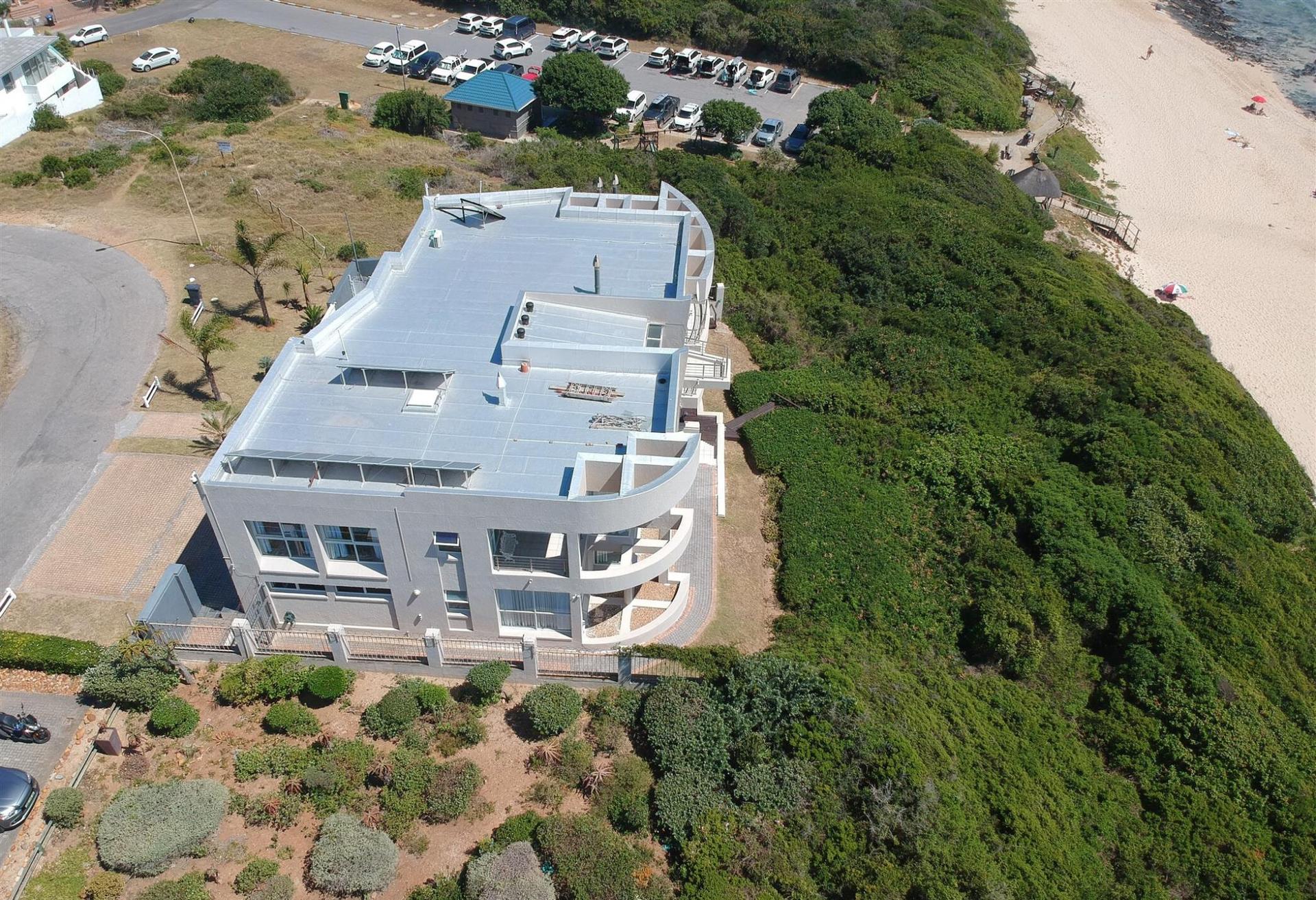 Jeffreys Bay Six-Bed Beachfront Home — photograph 2