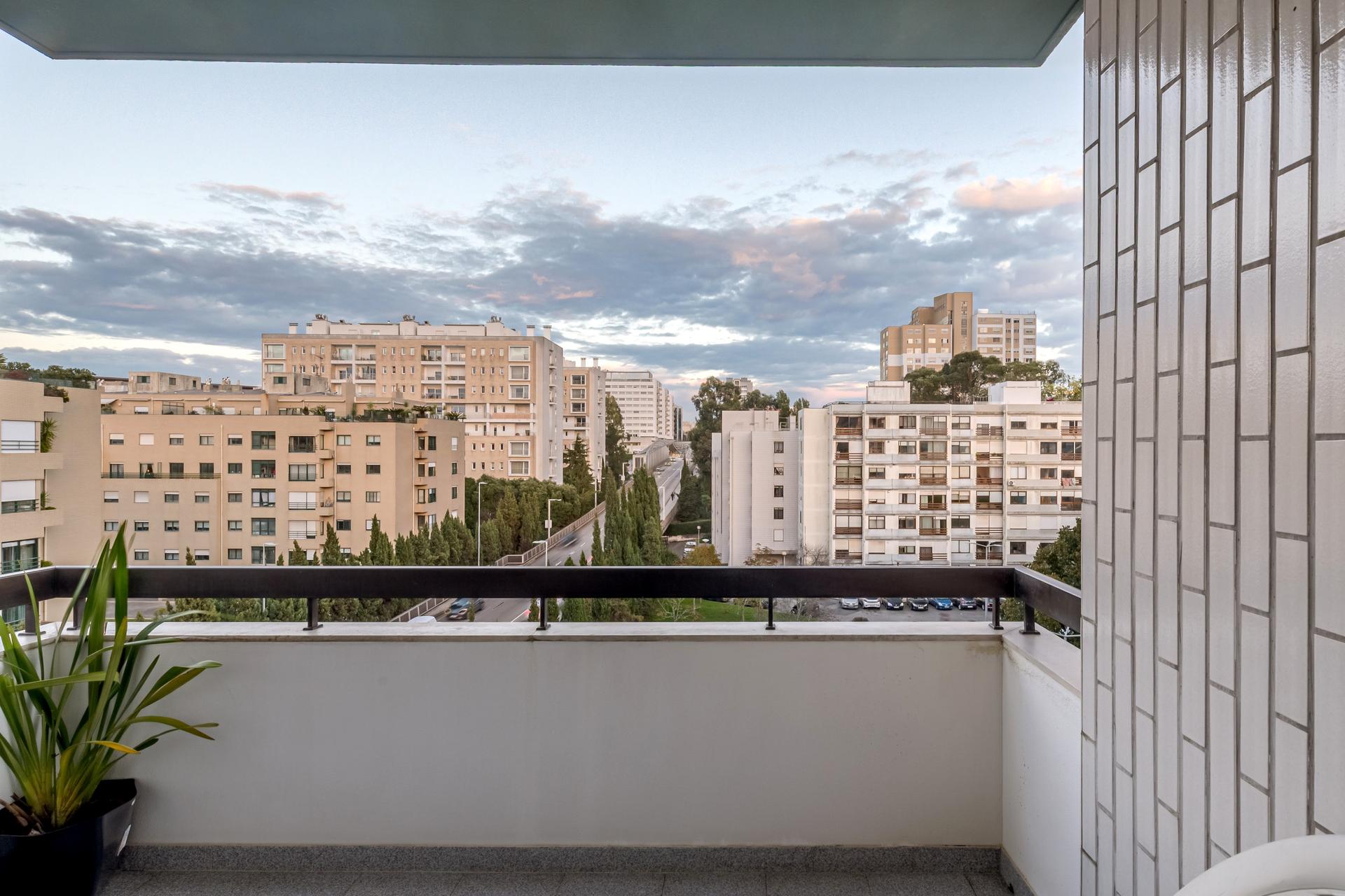 3-Bedroom Apartment in Pinheiro Manso, Porto — photograph 2