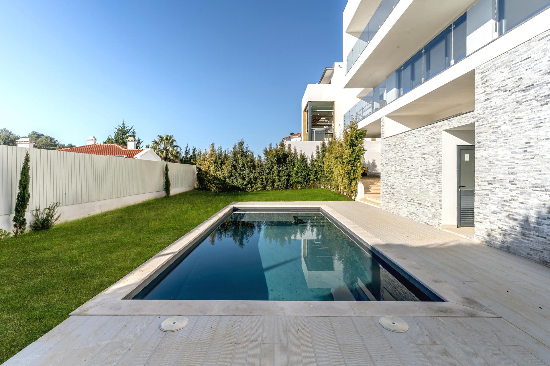 5-Bedroom House with Terrace in Cascais — photograph 3