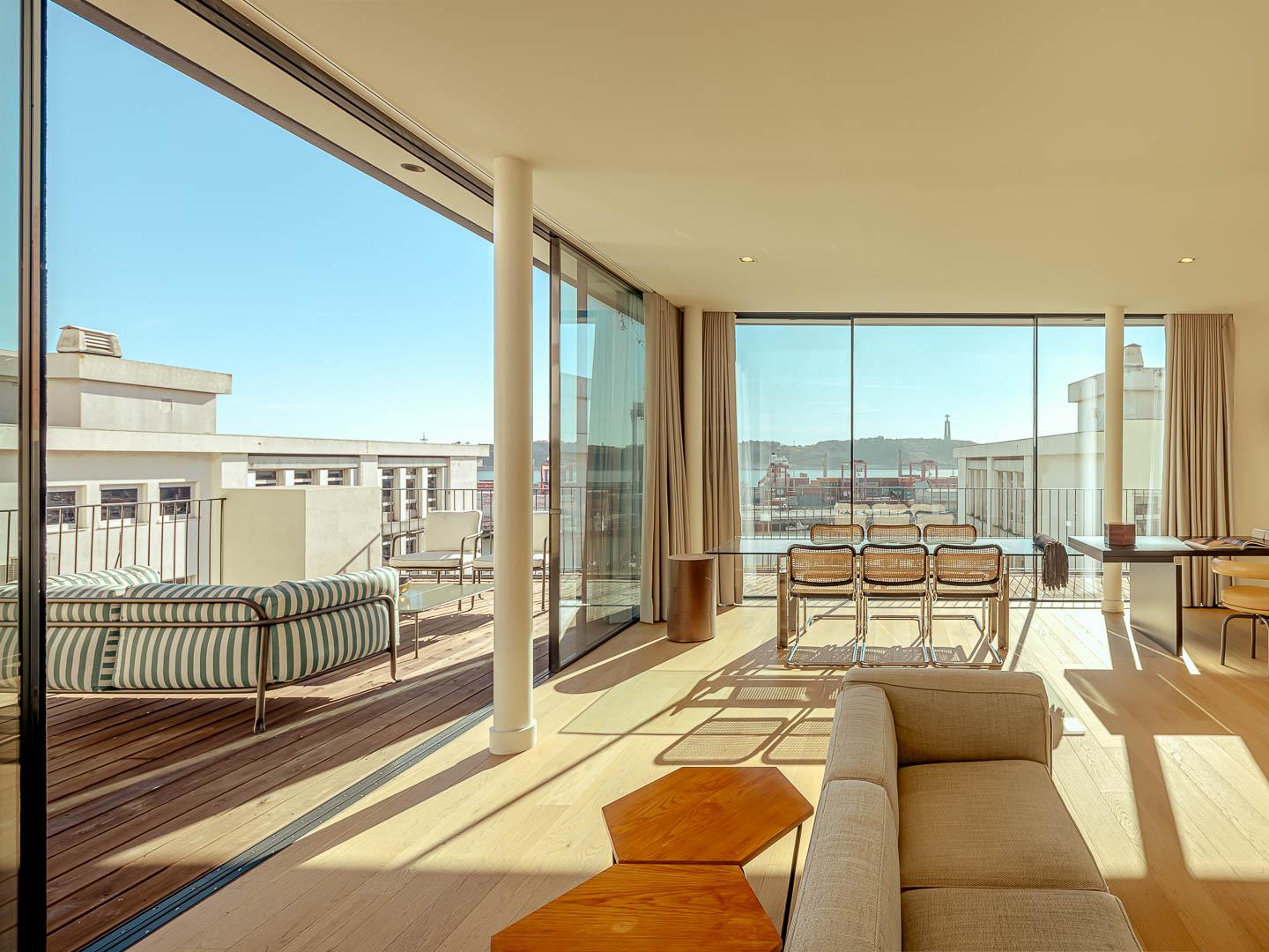 3-Bedroom Apartment with Terrace in Lisboa — photograph 2