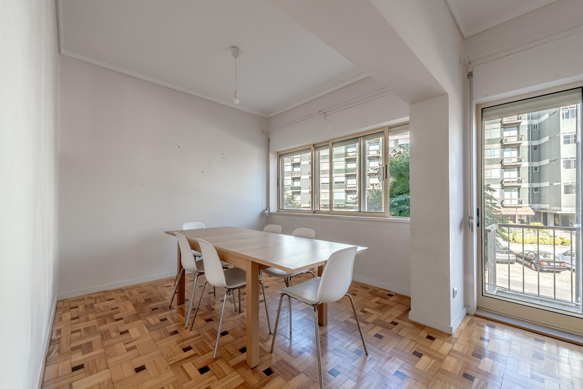 4-Bedroom Apartment in Porto — photograph 2