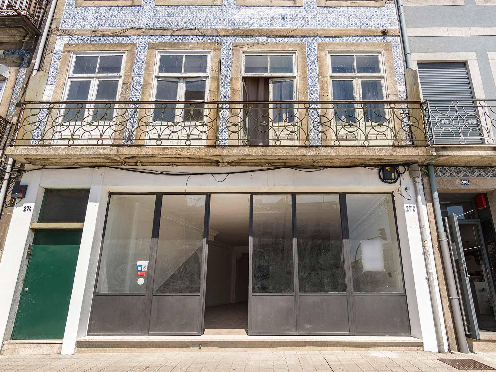 Building in Porto — photograph 3