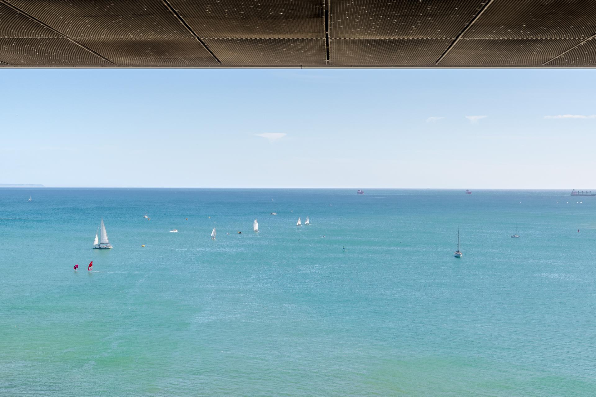 3-Bedroom Duplex with Sea Views in Cascais — photograph 3