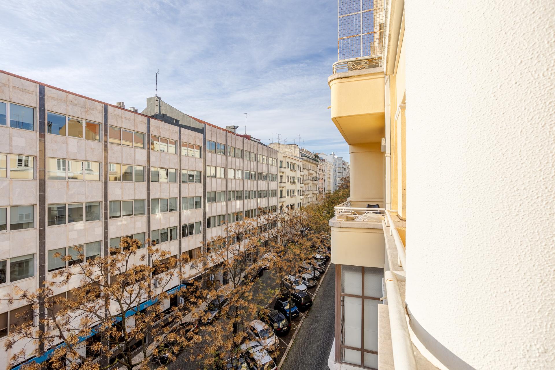 4-Bedroom Apartment in Lisboa — photograph 3