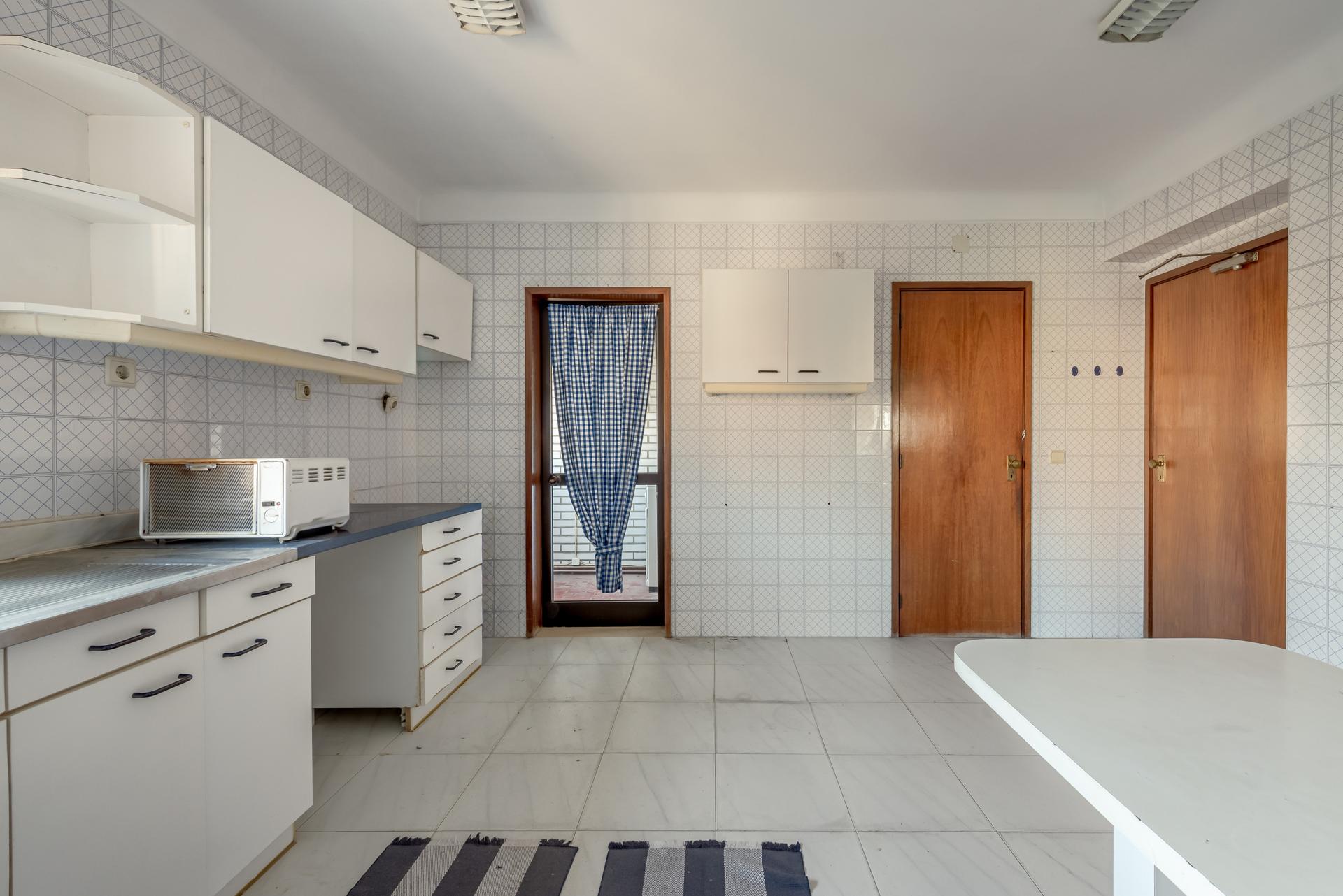 4-Bedroom Apartment in Porto — photograph 4