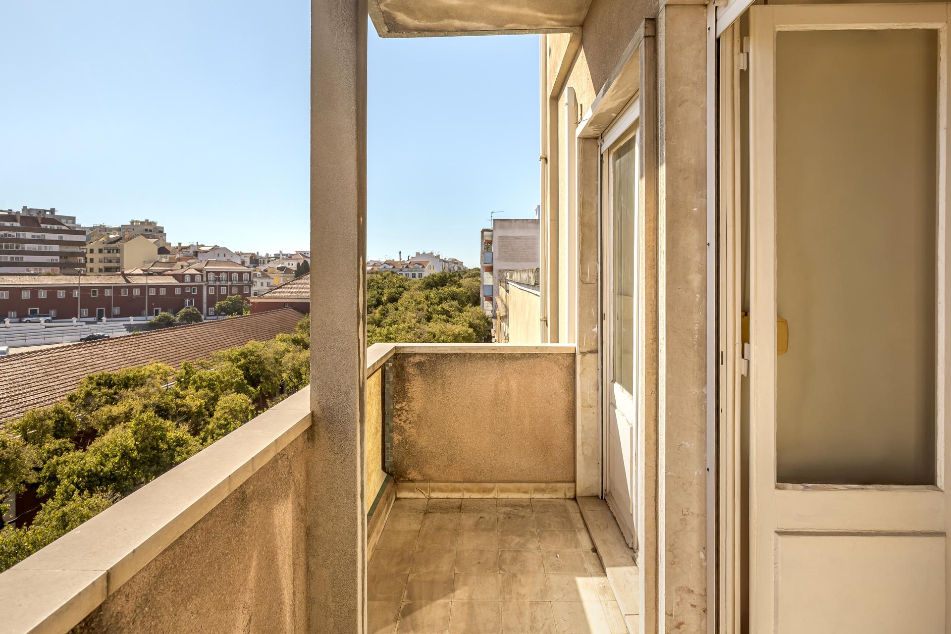 2-Bedroom Apartment with Pool in Campo de Ourique, Lisboa — photograph 2