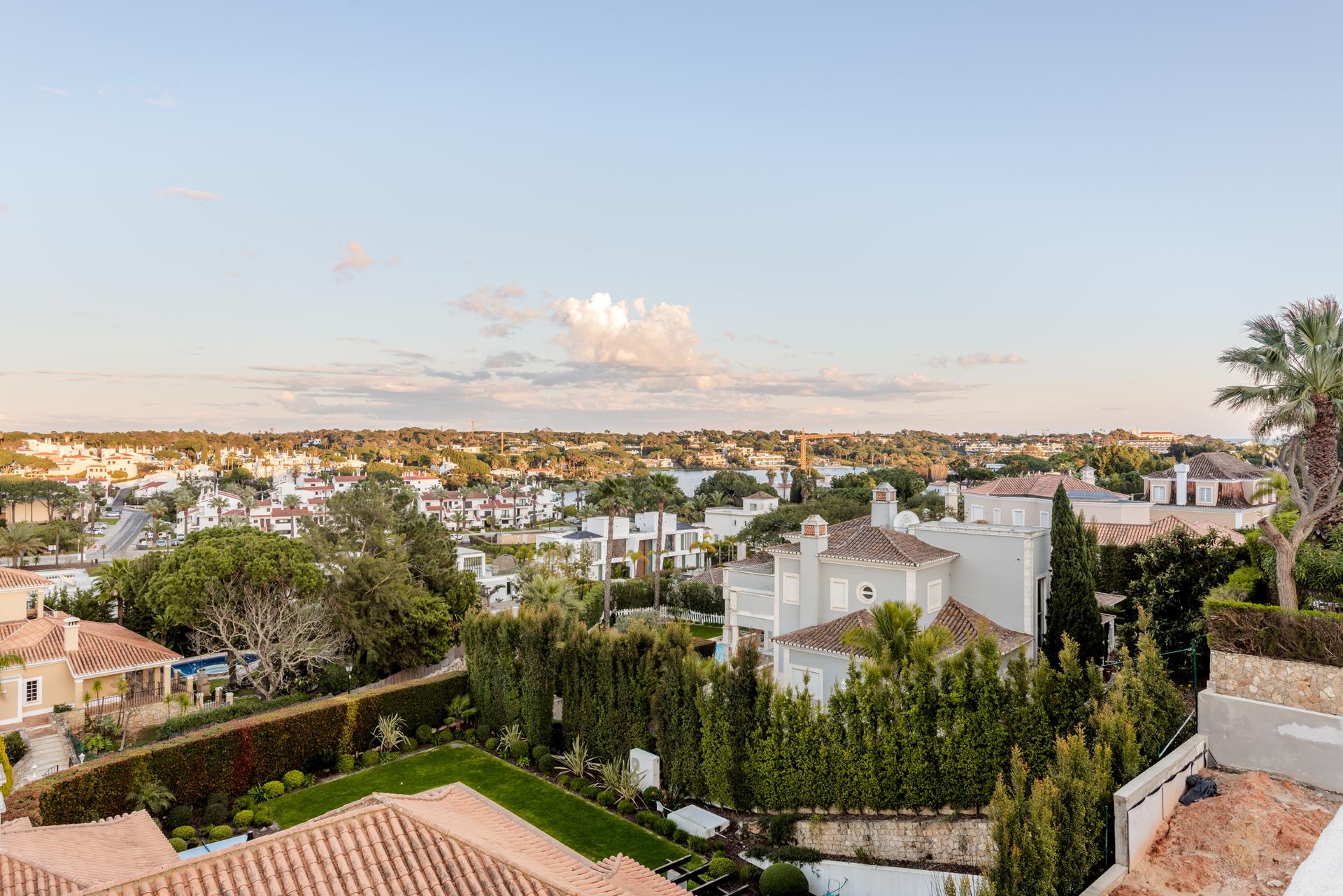 4-Bedroom House with Terrace in Loulé — photograph 3